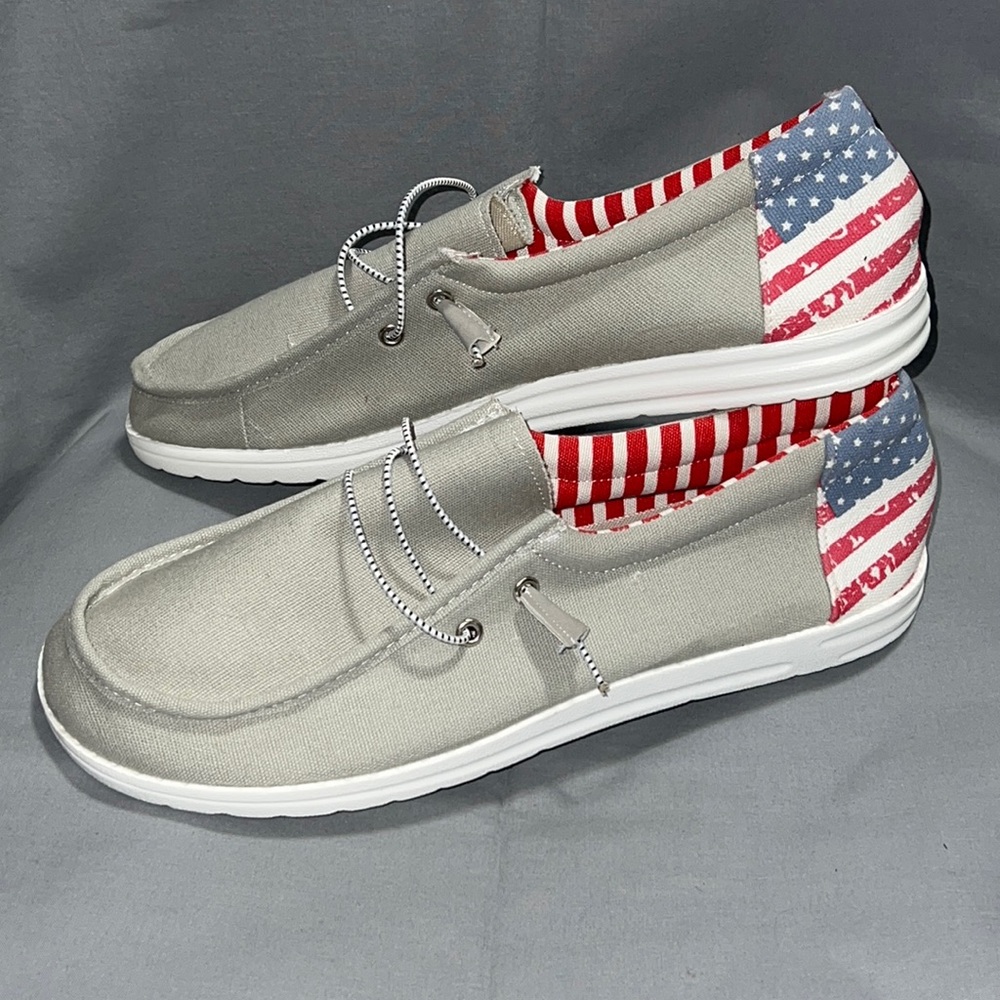 Mens boating style shoe.